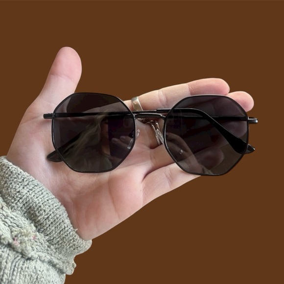 Accessories - Stylish Black Aviator Sunglasses